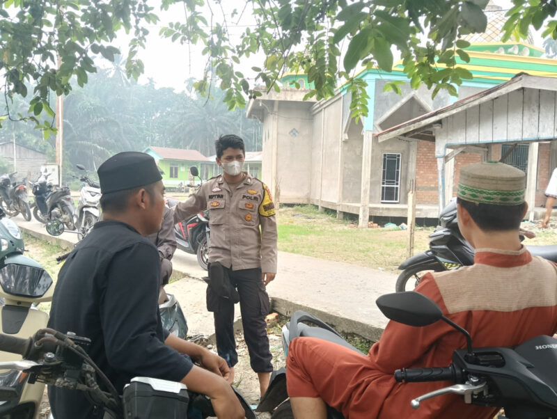 Bhabinkamtibmas menyambangi warga RT 13 Desa Tanjung Pasir, Kecamatan Kuala Betara, Kabupaten Tanjung Jabung Barat, untuk membangun kewaspadaan bersama.(poto: tribratanews.jambi.polri.go.id).