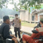Bhabinkamtibmas menyambangi warga RT 13 Desa Tanjung Pasir, Kecamatan Kuala Betara, Kabupaten Tanjung Jabung Barat, untuk membangun kewaspadaan bersama.(poto: tribratanews.jambi.polri.go.id).