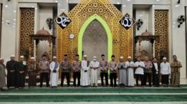 Aparat kepolisian menggiatkan program Subuh Keliling Polres Tebo di Masjid Agung Al-Ittihad pada Minggu, 18 Oktober 2026.(poto: tribranews.jambi.polri.go.id).