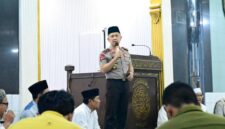 Kapolda Jambi Irjen Pol. Drs. Widodo, S.H., M.H., melaksanakan kegiatan Subuh Keliling di Masjid Nurul Huda, Sungai Putri, Kec. Telanaipura, Kota Jambi, pada Sabtu (24/10/2026).(poto: tribratanews.jambi.polri.go.id).