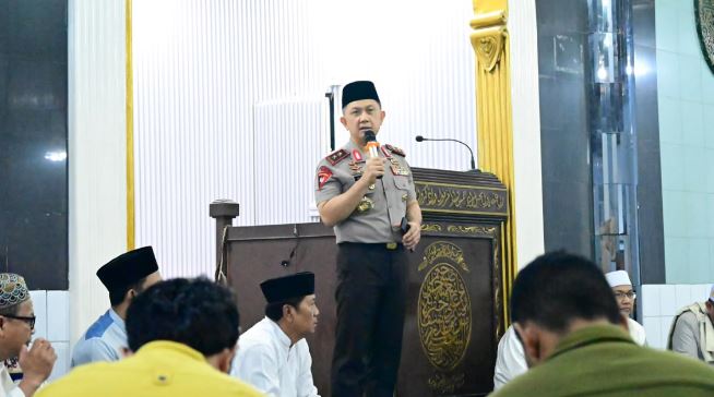 Kapolda Jambi Irjen Pol. Drs. Widodo, S.H., M.H., melaksanakan kegiatan Subuh Keliling di Masjid Nurul Huda, Sungai Putri, Kec. Telanaipura, Kota Jambi, pada Sabtu (24/10/2026).(poto: tribratanews.jambi.polri.go.id).
