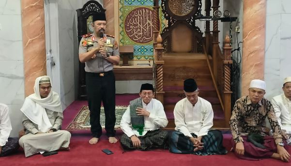 Wakapolda Jambi Brigjen Pol. K. Yani Sudarto menyambangi ratusan jamaah di Pendopo Majelis Ilmi wa Dzikri Al-Hidayah, Kota Jambi, Minggu (25/10/2026).(poto: tribratanews.jambi.polri.go.id).