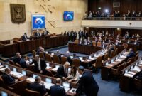 Ilustrasi Suasana sidang dan perundingan antaranggota parlemen di ruang sidang Knesset Israel di Yerusalem menyusul penghitungan suara pemilu.(poto: AI).