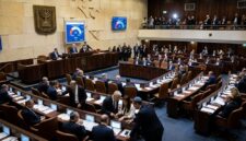 Ilustrasi Suasana sidang dan perundingan antaranggota parlemen di ruang sidang Knesset Israel di Yerusalem menyusul penghitungan suara pemilu.(poto: AI).