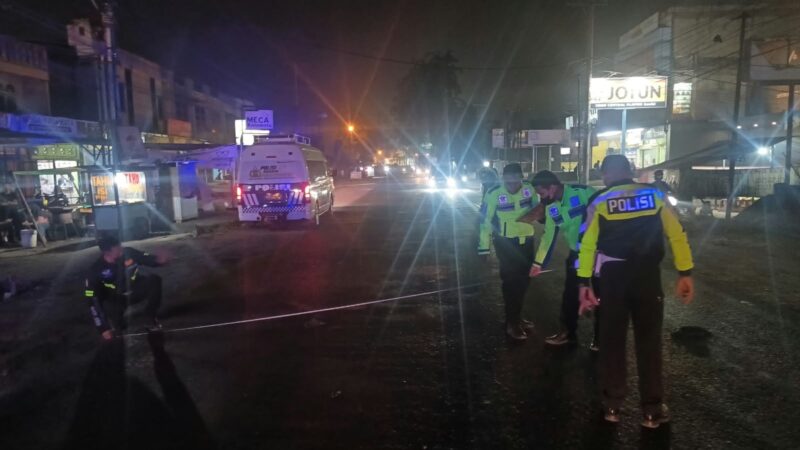 Dua pemuda pengendara sepeda motor meninggal dunia usai bertabrakan langsung dengan sebuah truk pada Jumat (16/10/2026) petang.(poto: jambiekspres.id).