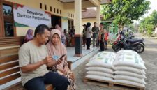Ilustrasi Warga memeriksa status penerimaan bansos beras 30 kg lewat ponsel pakai NIK KTP di balai desa.(poto: AI).
