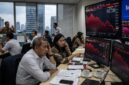 Ilustarsi: Pekerja di kantor keuangan Jakarta cemas memantau IHSG yang anjlok dan rupiah yang melemah di layar pergerakan saham.(poto: AI).