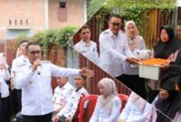 Wali Kota Sungai Penuh serahkan bantuan untuk korban kebakaran di Hamparan Rawang sebagai wujud nyata kepedulian pemerintah kota kepada warga tertimpa musibah.(poto: oegopost.id).