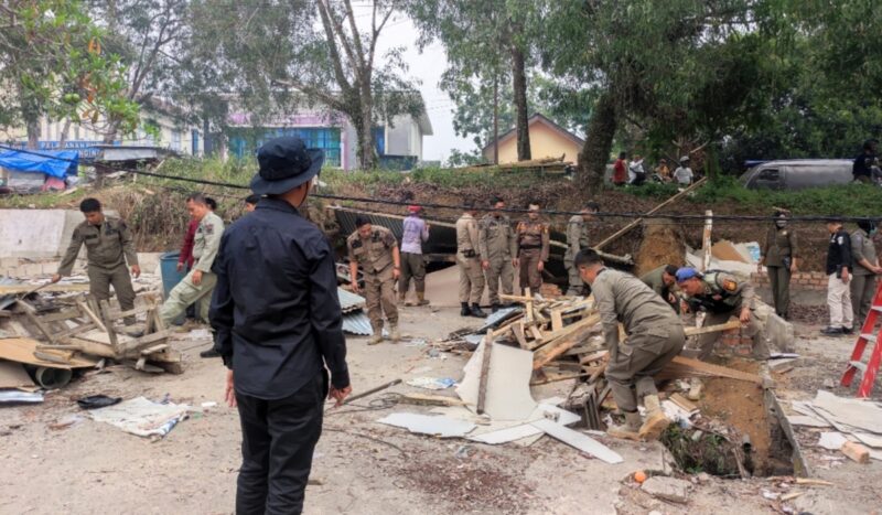 Pemerintah Kabupaten Merangin menggelar aksi penertiban kios pkl merangin di kawasan Kelurahan Pematang Kandis, Kecamatan Bangko, Rabu (30/9).(poto: kominfo).