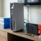 Konsol PlayStation dan Nintendo Switch bersanding dengan tumpukan kaset game fisik serta kartu permainan di atas meja.(poto: AI).