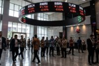 Layar ticker BEI memerah saat IHSG sesi I anjlok 1 persen di tengah aksi jual bersih investor asing, Senin (26/10/2026).(poto: AI).