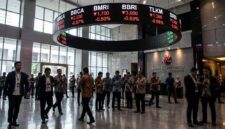 Layar ticker BEI memerah saat IHSG sesi I anjlok 1 persen di tengah aksi jual bersih investor asing, Senin (26/10/2026).(poto: AI).