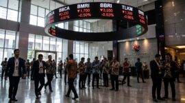 Layar ticker BEI memerah saat IHSG sesi I anjlok 1 persen di tengah aksi jual bersih investor asing, Senin (26/10/2026).(poto: AI).