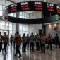 Layar ticker BEI memerah saat IHSG sesi I anjlok 1 persen di tengah aksi jual bersih investor asing, Senin (26/10/2026).(poto: AI).