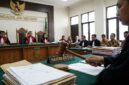 Ilustrasi Suasana sidang pembacaan putusan pembatalan denda pinjol oleh majelis hakim di Pengadilan Niaga Jakarta Pusat.(poto: AI).