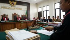 Ilustrasi Suasana sidang pembacaan putusan pembatalan denda pinjol oleh majelis hakim di Pengadilan Niaga Jakarta Pusat.(poto: AI).