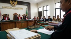 Ilustrasi Suasana sidang pembacaan putusan pembatalan denda pinjol oleh majelis hakim di Pengadilan Niaga Jakarta Pusat.(poto: AI).