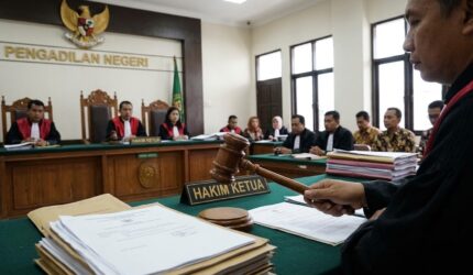 Pengadilan Niaga batalkan denda KPPU Rp 755 miliar atas 97 pinjol. Hakim menilai batas atas bunga merupakan arahan resmi OJK.