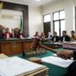 Ilustrasi Suasana sidang pembacaan putusan pembatalan denda pinjol oleh majelis hakim di Pengadilan Niaga Jakarta Pusat.(poto: AI).