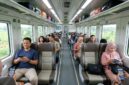 Ilustrasi Suasana kabin kereta ekonomi modern berfasilitas nyaman saat perjalanan libur akhir tahun.(poto: AI).