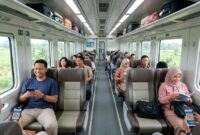 Ilustrasi Suasana kabin kereta ekonomi modern berfasilitas nyaman saat perjalanan libur akhir tahun.(poto: AI).