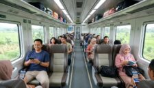 Ilustrasi Suasana kabin kereta ekonomi modern berfasilitas nyaman saat perjalanan libur akhir tahun.(poto: AI).