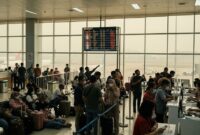 Ilustrasi Kepadatan di bandara akibat 2.458 penerbangan delay & batal karena kabut asap karhutla.(poto: AI).
