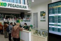 Ilustrasi: Nasabah bertransaksi di outlet Pegadaian saat harga emas Galeri 24 & UBS terpantau naik, Minggu (11/10/2026).(poto: AI).