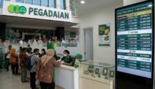 Ilustrasi: Nasabah bertransaksi di outlet Pegadaian saat harga emas Galeri 24 & UBS terpantau naik, Minggu (11/10/2026).(poto: AI).
