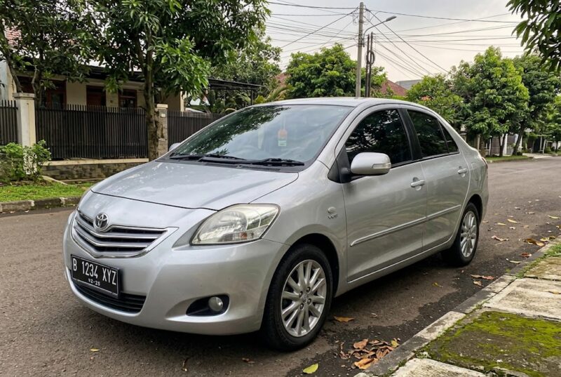Ilustrasi: Satu unit sedan Toyota Vios G manual tahun 2012 terawat yang siap dipakai untuk perjalanan harian maupun luar kota.(poto: AI).