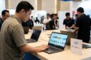 Ilustrasi: Pengunjung menjajal Googlebooks berbasis Intel saat pameran teknologi, di tengah isu kompatibilitas aplikasi Android.(poto: AI).