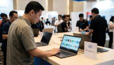 Ilustrasi: Pengunjung menjajal Googlebooks berbasis Intel saat pameran teknologi, di tengah isu kompatibilitas aplikasi Android.(poto: AI).