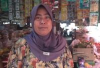 Susi, pedagang cabai di Pasar Tradisional Sengeti.(poto: jambiekspres).