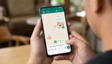 Ilustrasi Pengguna mencoba fitur stiker bersuara dan tata letak baru kolom pesan WhatsApp di layar ponsel pintar.(poto: AI).