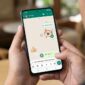Ilustrasi Pengguna mencoba fitur stiker bersuara dan tata letak baru kolom pesan WhatsApp di layar ponsel pintar.(poto: AI).