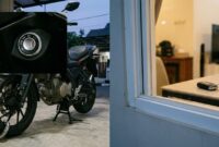 Ilustrasi sistem keyless motor di garasi rumah, rawan dibobol jika remot berada terlalu dekat.(poto: AI).