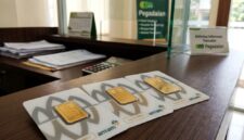 Emas batangan Antam tersusun di meja kasir Pegadaian, siap ditransaksikan nasabah dengan harga jual dan buyback baru.(poto: AI).