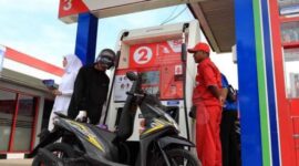 Ilustrasi pemotor sedang melakukkan pengisian BBM.(poto: istimewa).