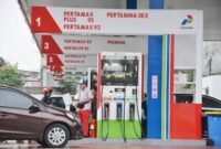 Ilustrasi: Petugas mengisi bahan bakar di SPBU Pertamina. Tarif BBM subsidi dan nonsubsidi terpantau stabil per 14 Oktober 2026.(poto: AI).