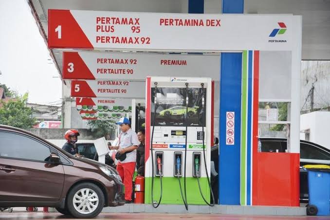Ilustrasi: Petugas mengisi bahan bakar di SPBU Pertamina. Tarif BBM subsidi dan nonsubsidi terpantau stabil per 14 Oktober 2026.(poto: AI).
