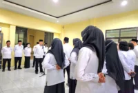 Pembimbing Masyarakat Kristen Kanwil Kementerian Agama Provinsi Jambi, Roberson Pakpahan, saat memimpin agenda rutin Apel Kedisiplinan Pegawai di lingkungan instansi, Selasa (6/10/2026).(poto: jambi.kemenag.go.id).