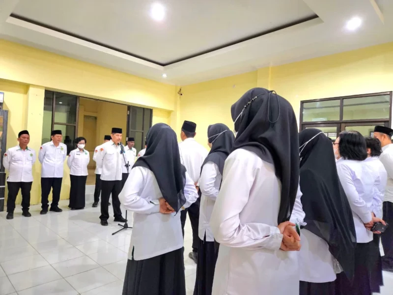 Pembimbing Masyarakat Kristen Kanwil Kementerian Agama Provinsi Jambi, Roberson Pakpahan, saat memimpin agenda rutin Apel Kedisiplinan Pegawai di lingkungan instansi, Selasa (6/10/2026).(poto: jambi.kemenag.go.id).
