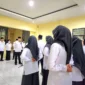 Pembimbing Masyarakat Kristen Kanwil Kementerian Agama Provinsi Jambi, Roberson Pakpahan, saat memimpin agenda rutin Apel Kedisiplinan Pegawai di lingkungan instansi, Selasa (6/10/2026).(poto: jambi.kemenag.go.id).